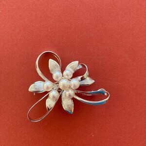Silver and pearl brooch.